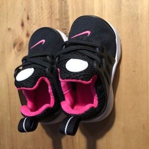 Little Girls Nike sz 4c Tennis shoes